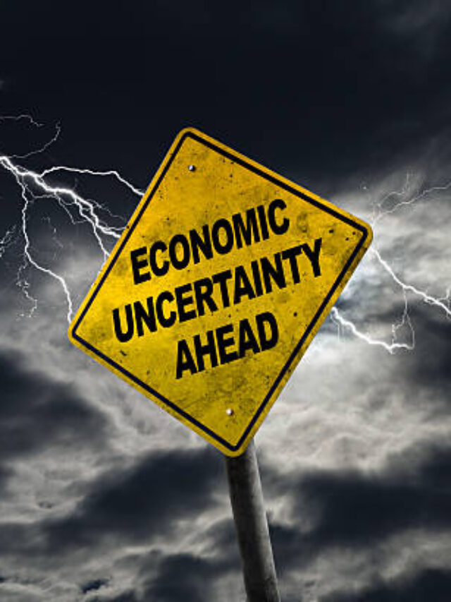आने वाली आर्थिक चुनौती? घटती बचत, बढ़ता कर्ज